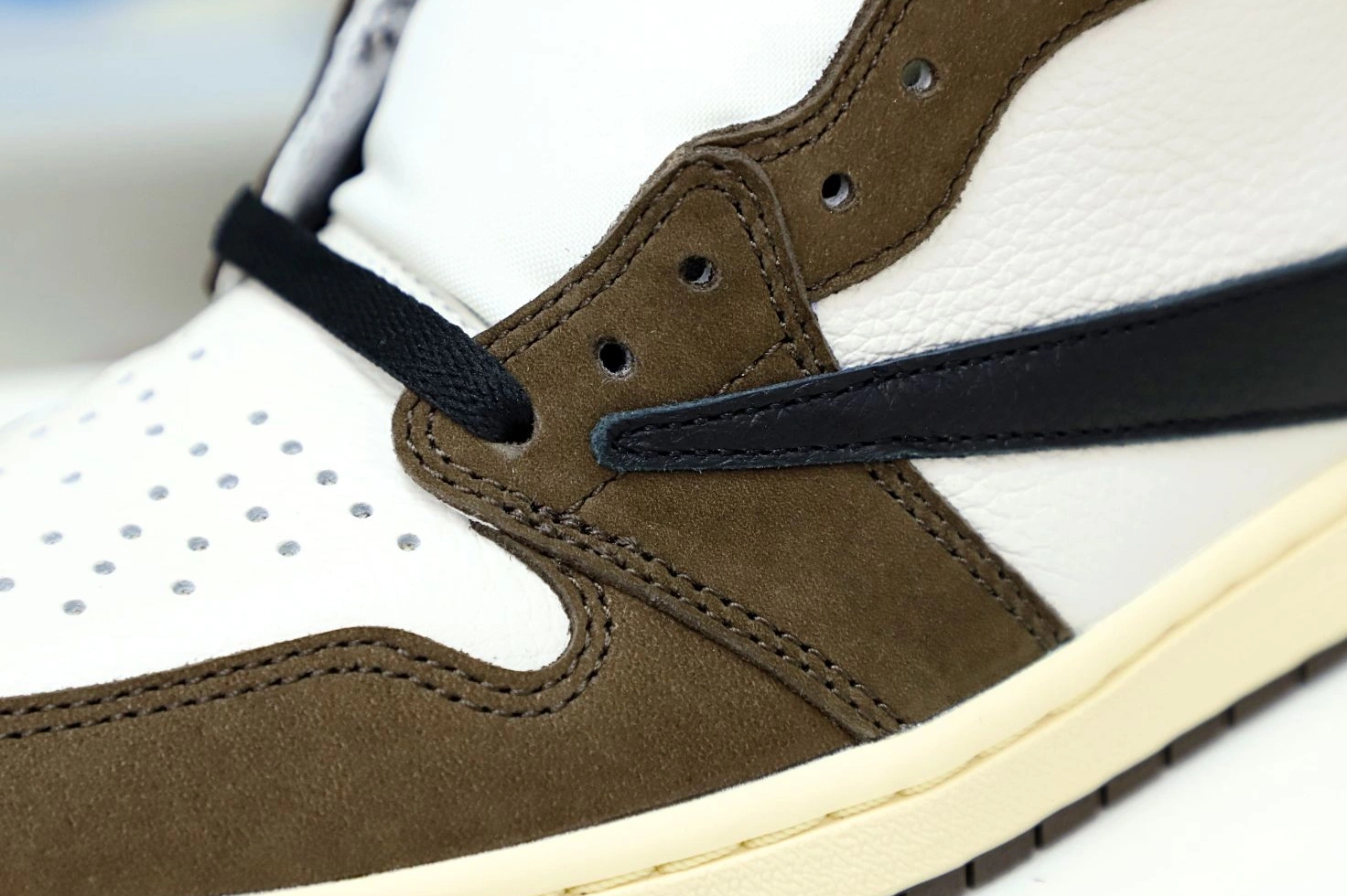 TRAVIS RETRO OG JORDAN 1 'MOCHA' AIR X SCOTT HIGH 0729